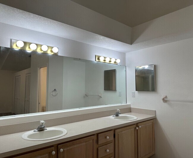 Building Photo - 4801 Huxley Ct