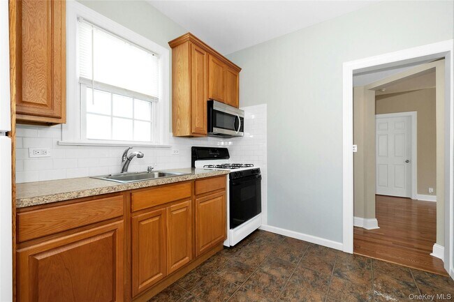 Building Photo - 747 Pelhamdale Ave