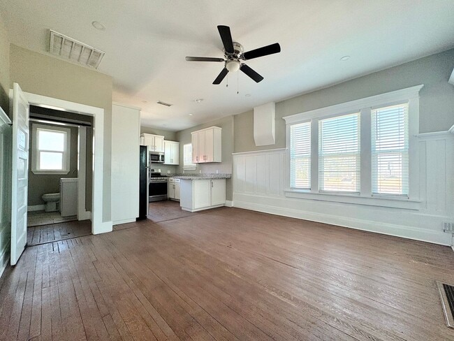 Building Photo - Sunset Heights Historic Home - 3Bed Refrig A/C!