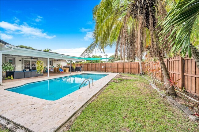 Building Photo - 15930 SW 90th Ave