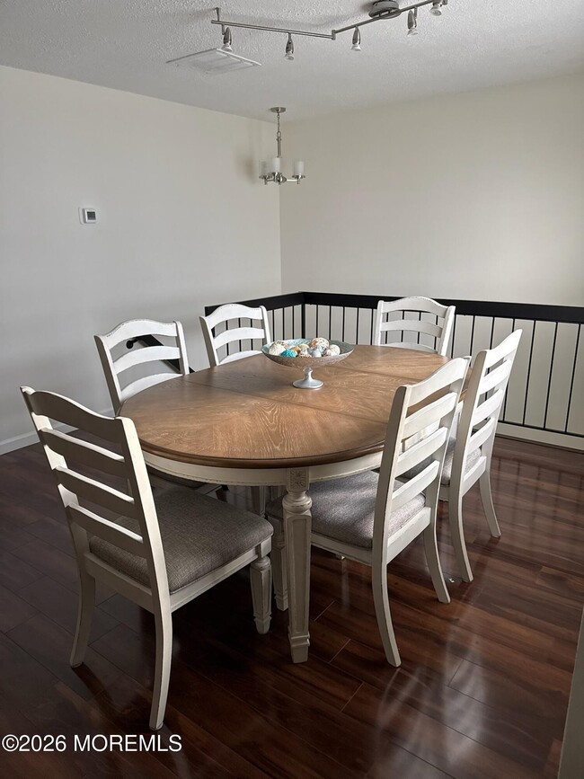 Building Photo - 180 Tulip Ln