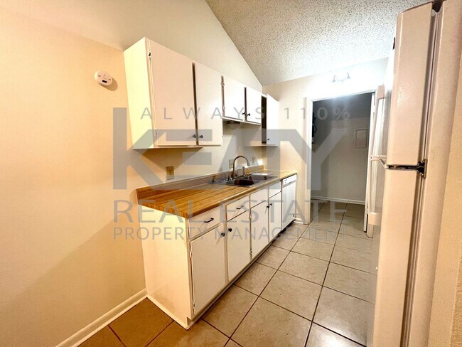 Building Photo - 803 Fox Run Ave