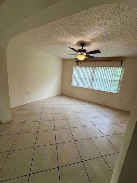 Building Photo - 9945 Woodridge Ct