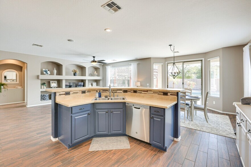 Building Photo - 14973 N 135th Dr