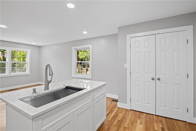 Building Photo - 2889 Macon Dr SE