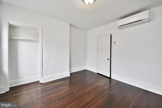 Building Photo - 1308 E Oxford St