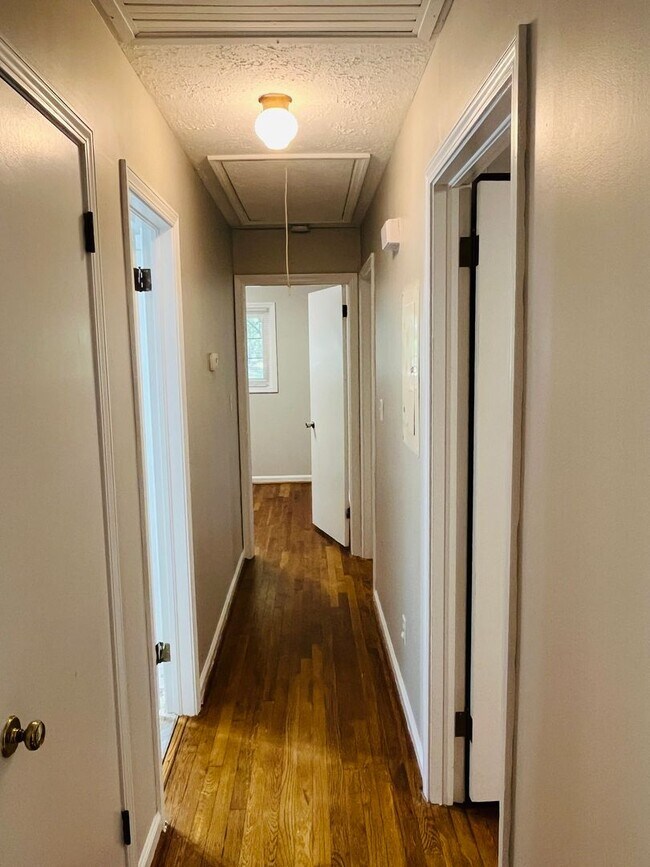 Building Photo - Cute cottage! 3 bed, 2 full bath, large bo...