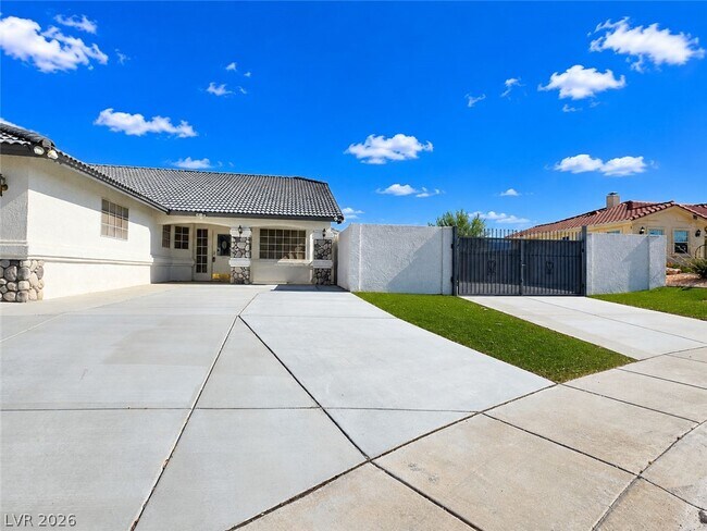 Building Photo - 3630 E Vineyard Dr