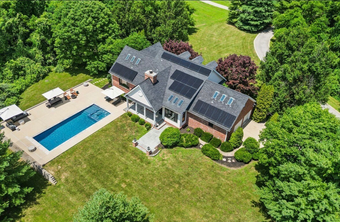 Building Photo - 233 Forest Ct