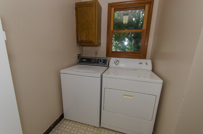 Building Photo - 4 bedroom, 1 bath home: Available July 2026!