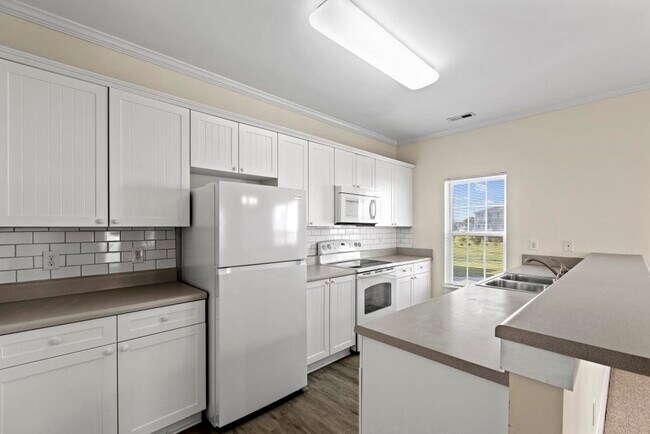 Building Photo - 220 Twin Oaks Dr