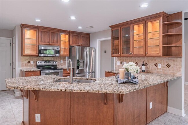 Building Photo - 5660 Crest Hill Dr NE