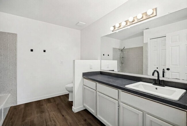 Building Photo - 8736 Oak Park Cir