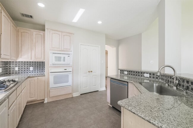 Building Photo - 5911 Brook Bend Dr