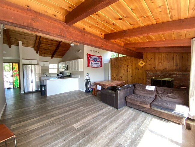 Building Photo - 7BD/4BA, Great Backyard!