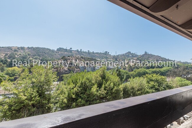 Building Photo - Don't miss out! 2 Bed 2 bath ready to go!