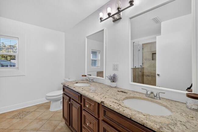 Building Photo - Lakefront 4-Bedroom Home for Rent in Beautiful Umatilla, FL