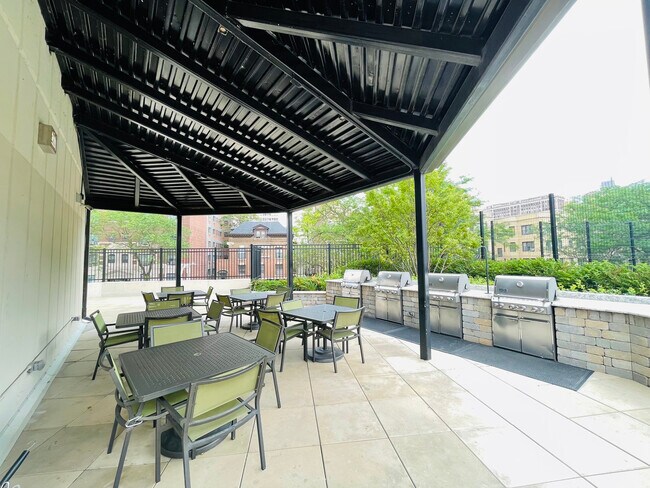 Building Photo - 3930 N Pine Grove Ave