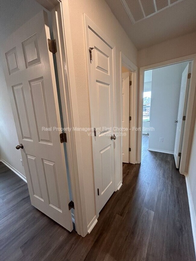 Building Photo - 10638 Cedar Wy