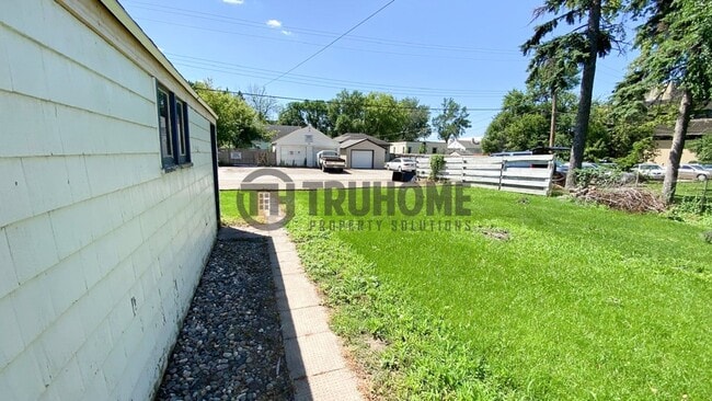 Building Photo - Spacious 5-Bedroom Home – Pet-Friendly and...