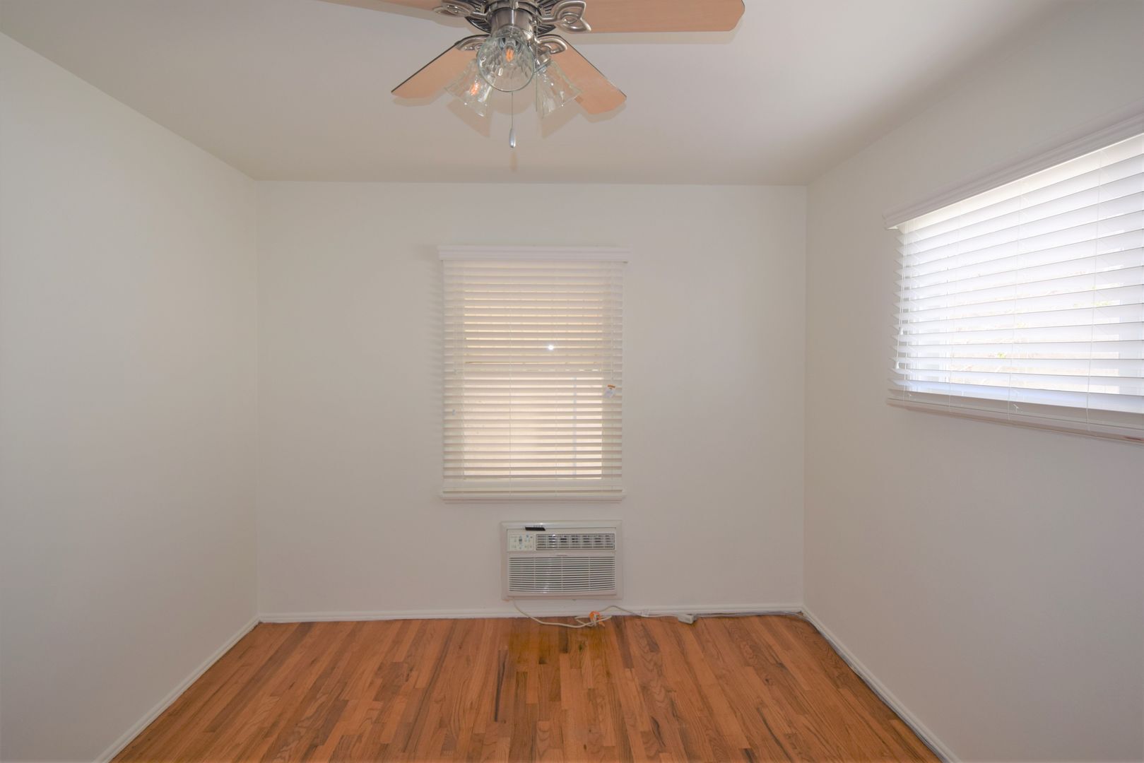 Building Photo - 11645 Moorpark St