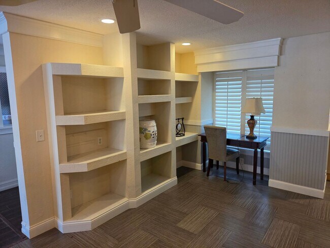 Building Photo - 1132 Ridge Dr