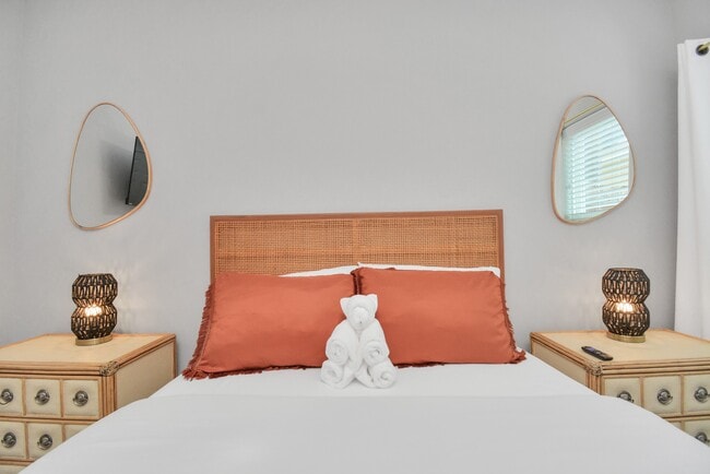 Building Photo - 7823 Gladstone St