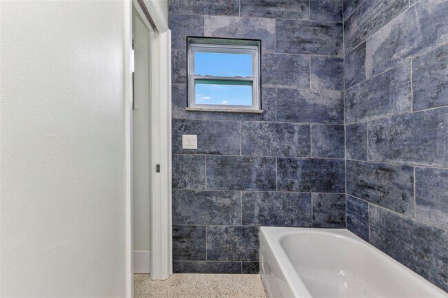 Building Photo - 1611 Sheehan Blvd