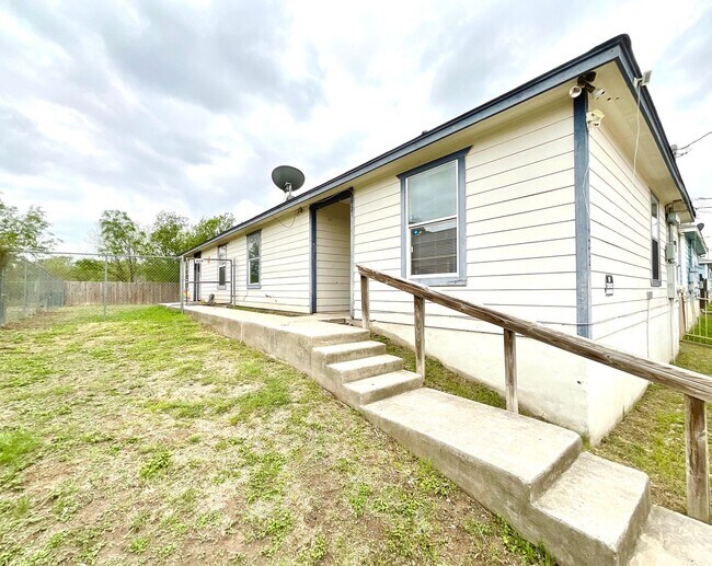 Building Photo - **MOVE IN SPECIAL** Convenient & Low-Maintenance Living Near St. Mary’s University!