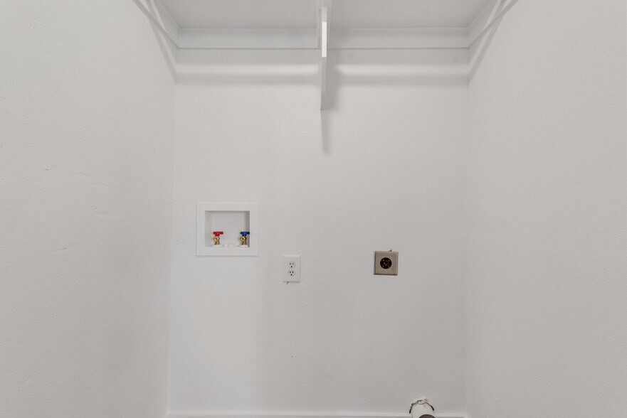 Building Photo - 303 W Broad St