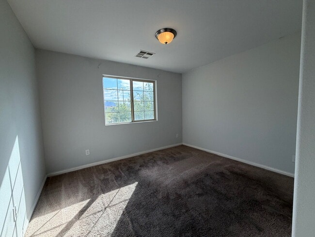 Building Photo - 4 BED 2.5 BATH 2 CAR GARAGE SINGLE FAMILY HOME W/ FULLY LANDSCAPED BACKYARD. THIS WAS FORMER MODE...