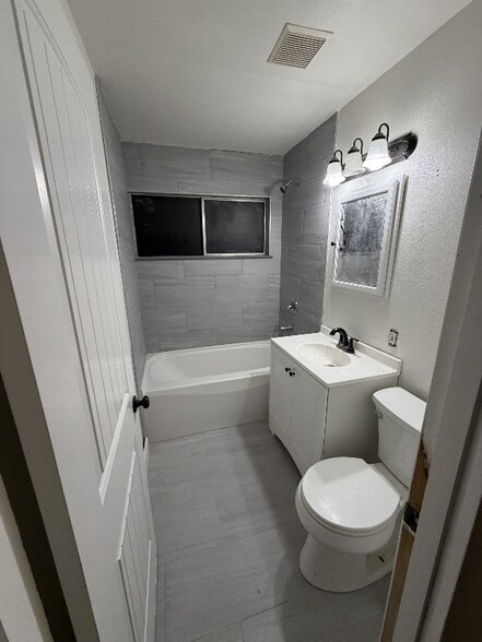 Building Photo - 2407 Duportail St