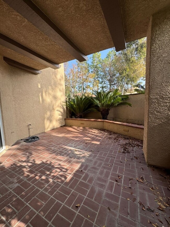 Building Photo - Spacious Tustin Condo with Private Patio
