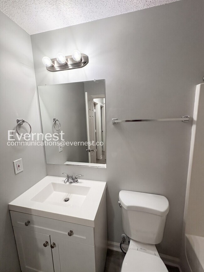 Building Photo - 3 Bed, 2 Bath Home with Garage / Pet-Friendly / Available Now!