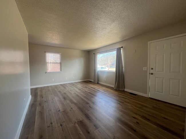 Building Photo - Newly Renovated 3 Bedroom, 2 Bathroom Home - 1200 sqft