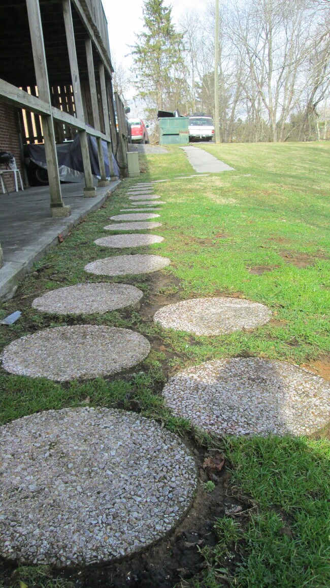 Building Photo - 648 Farm Road