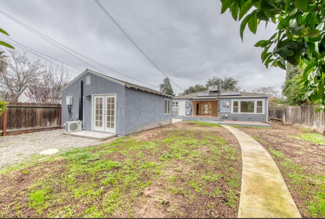Primary Photo - 1539 N Safford Ave
