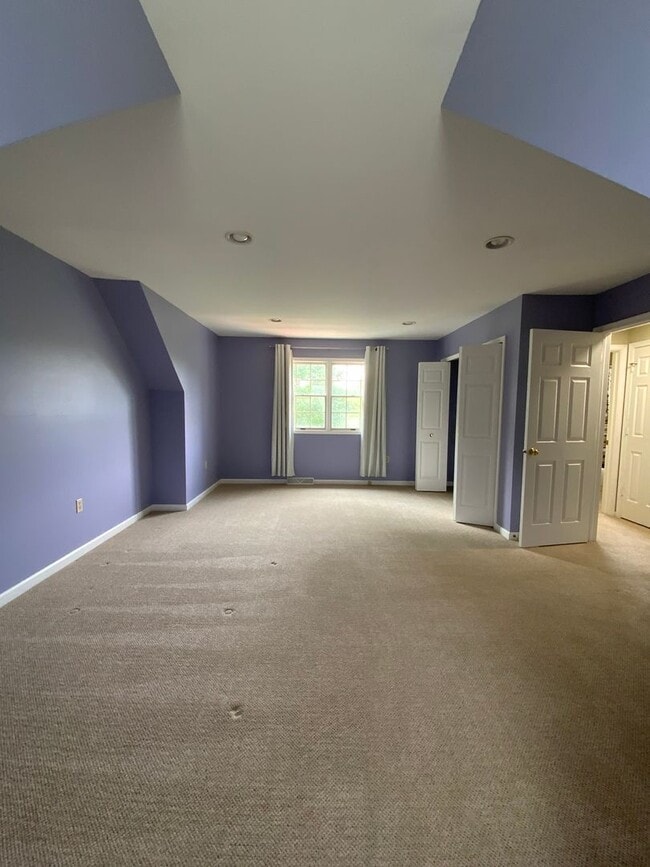Building Photo - 64 Village Square Dr