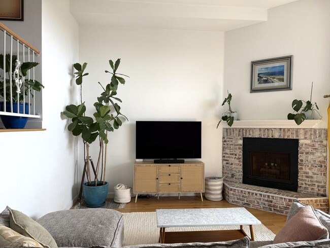 Building Photo - Furnished Multi-Level Townhome in South Redondo Beach – Available for 6–12 Months