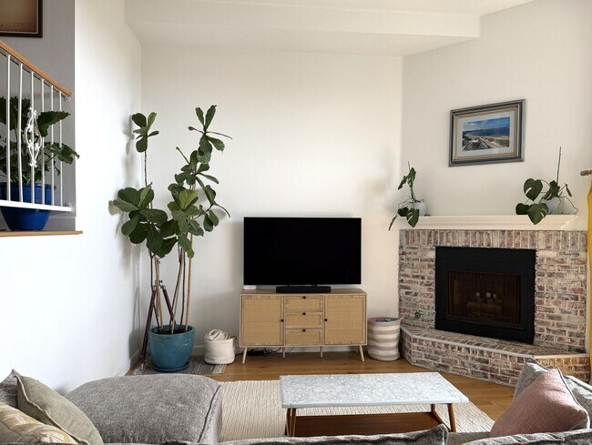 Building Photo - Multi-Level 2 bed plus bonus room townhome in South Redondo Beach – Available for 6–12 Months