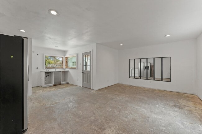 Building Photo - 4414 Gardendale Dr