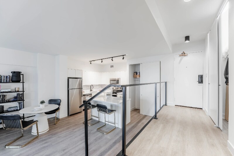 Building Photo - 33 E Chestnut St