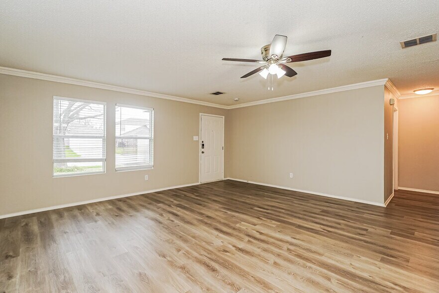 Building Photo - 2724 Woodlake Pkwy