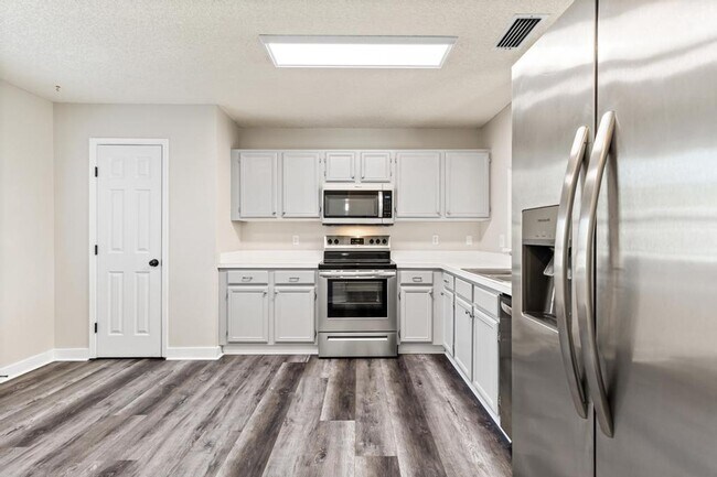 Building Photo - Charming Waterfront Home in Southside