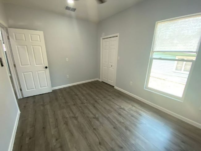Building Photo - 2 Bedroom 1 Bath Duplex in Lakeland for RENT!