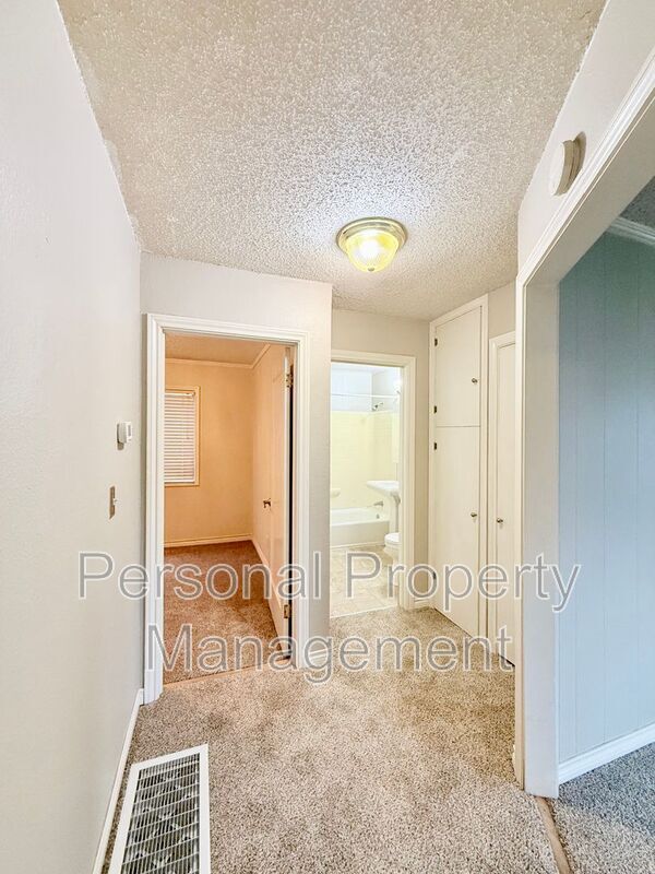 Building Photo - 1609 E Reserve St