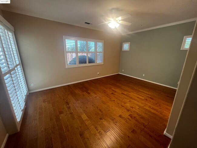 Building Photo - 613 Kenwood Dr
