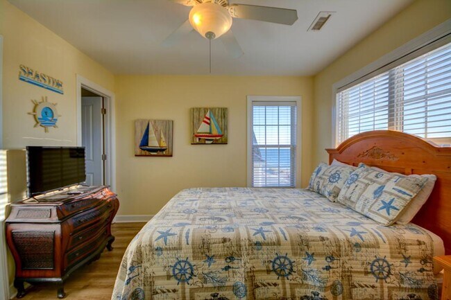 Building Photo - 5BR, 4BA Townhome - Pet Friendly with Beac...