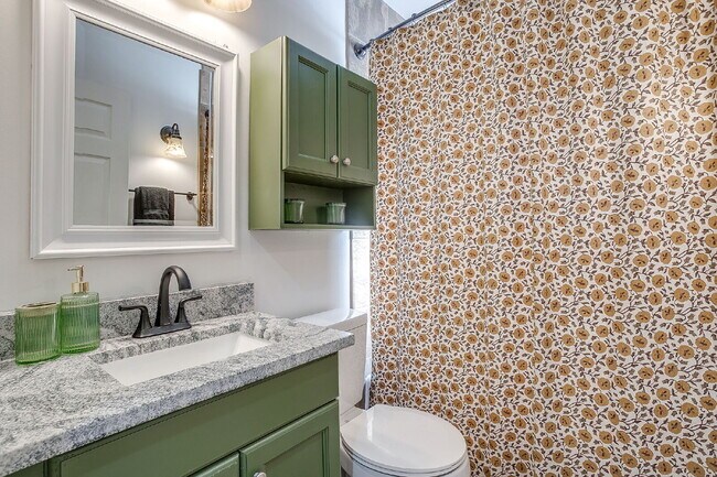 Building Photo - Fully furnished and updated 3 bedroom 2 bath in the heart of River Oaks. Available immediately an...