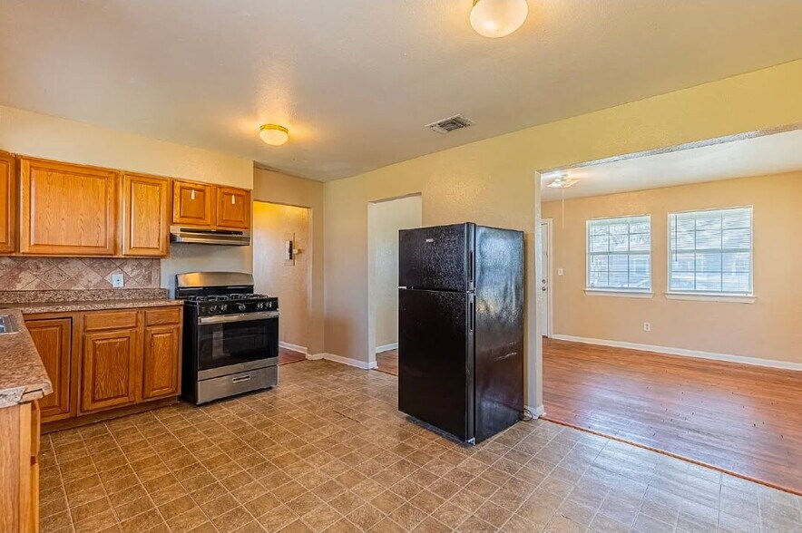 Building Photo - 215 Legion Dr W